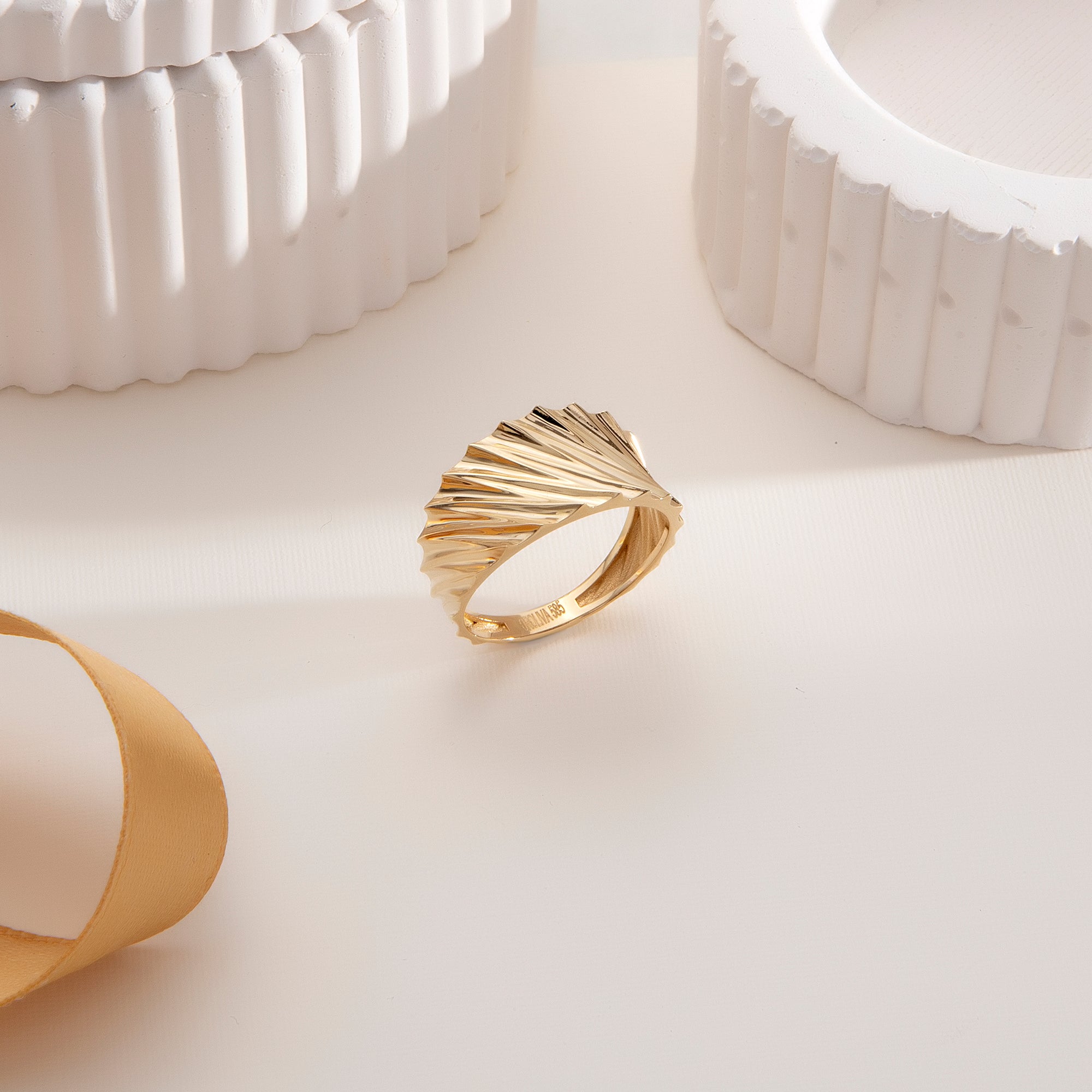 Pleated fan ring in solid 14K & 18K gold — Kavseyn