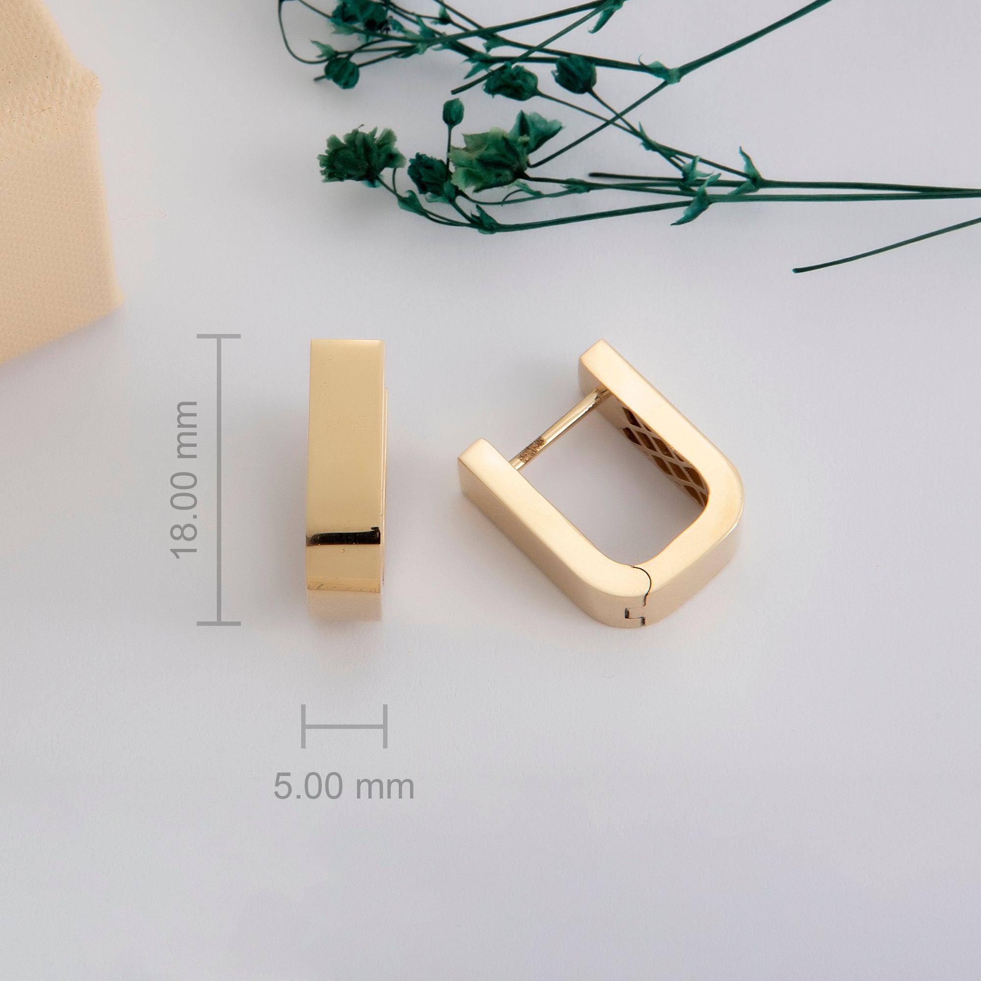 Wide U-shape gold hoop earrings, detail view — Kavseyn