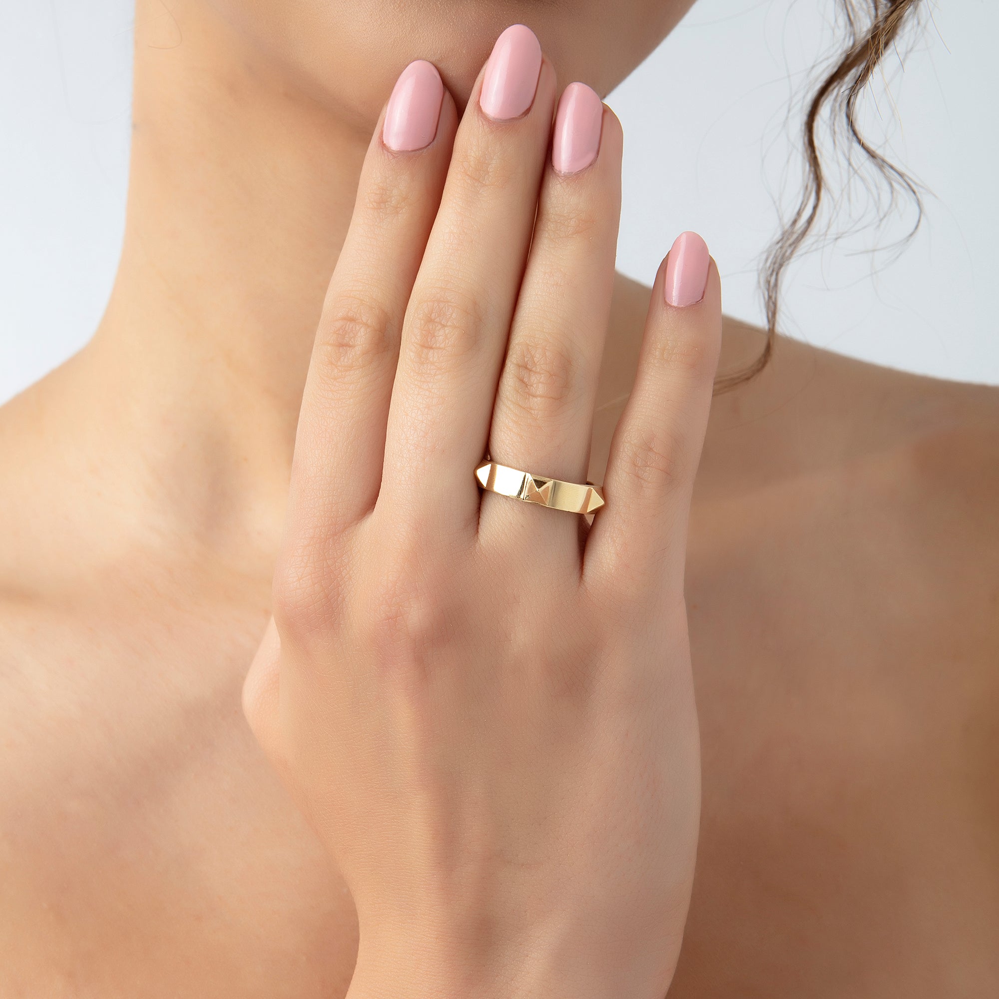 Pyramid stud band ring in solid 14K & 18K gold — Kavseyn