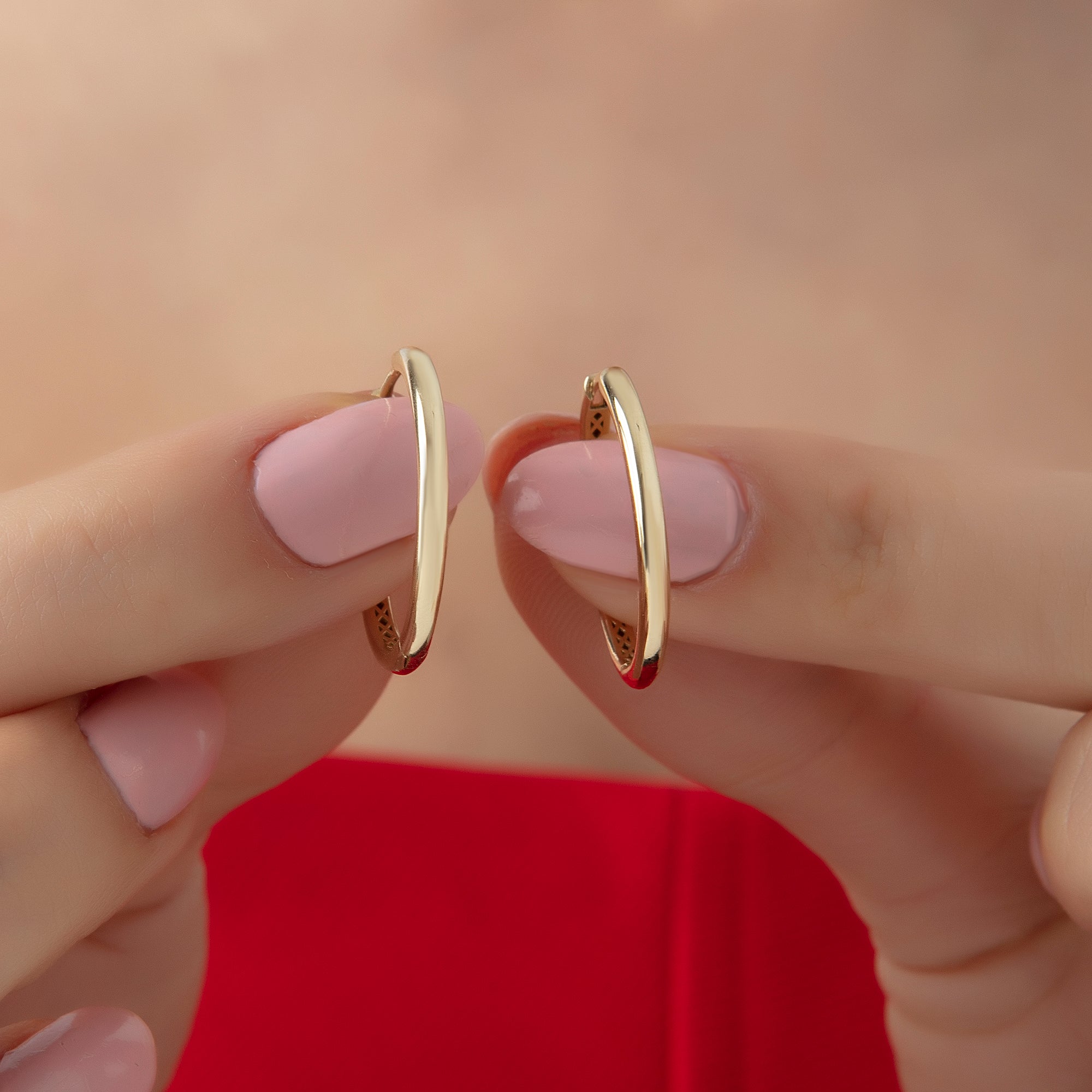 Classic round tube hoops side view in solid gold — Kavseyn