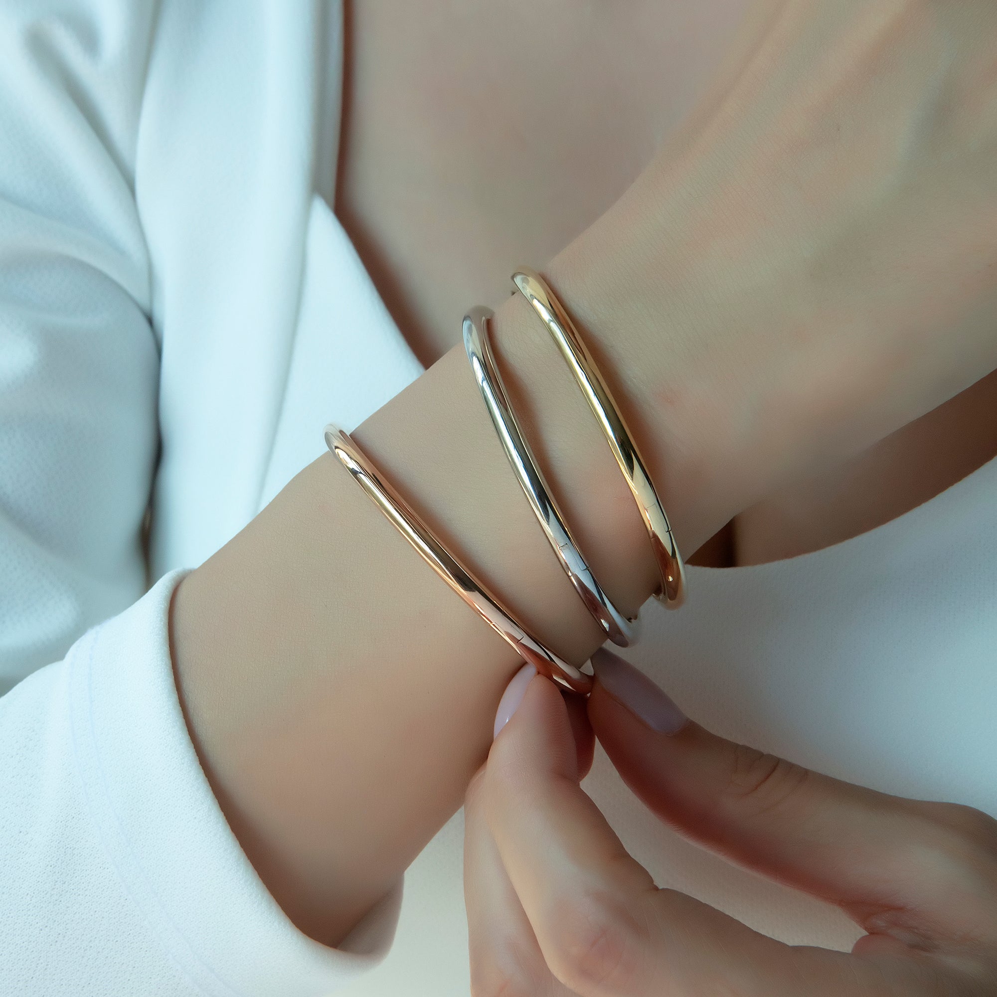 Classic tube bangle bracelet in solid 14K & 18K gold — Kavseyn