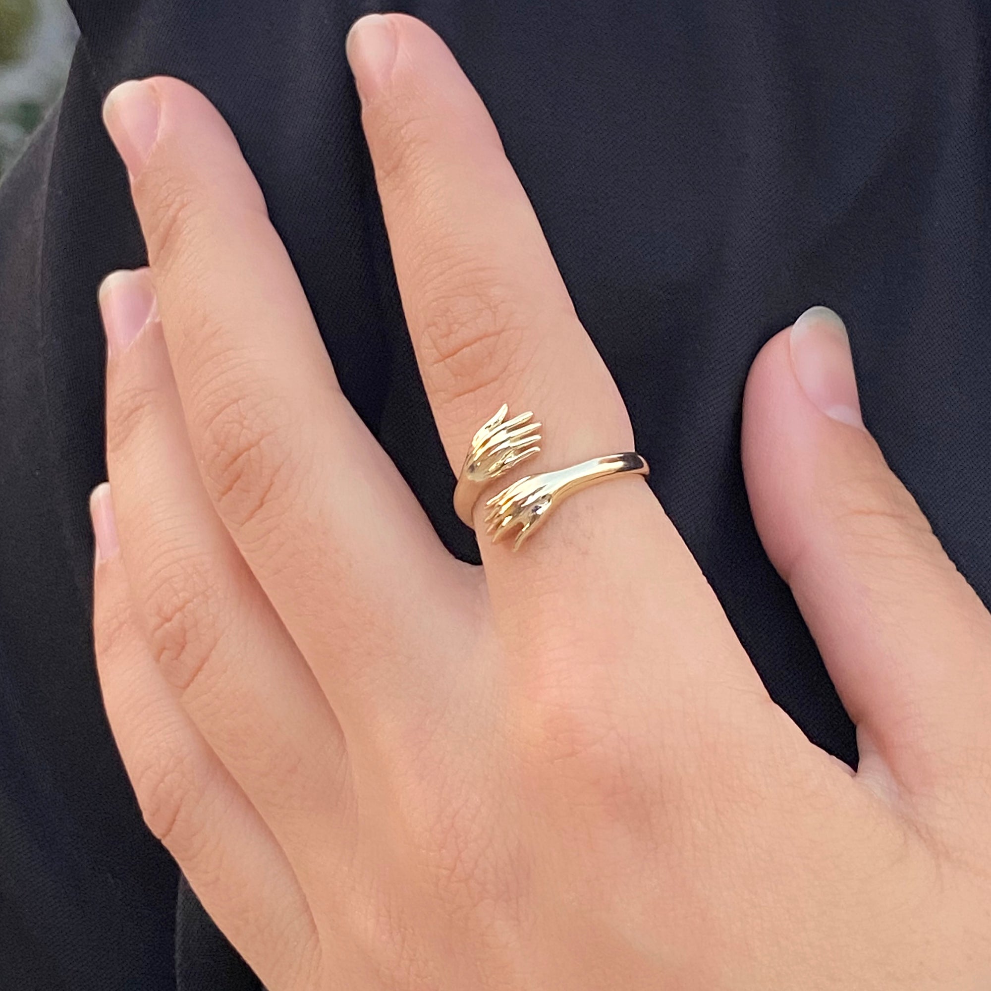 Hug ring with hugging hands motif in solid 14K & 18K gold — Kavseyn