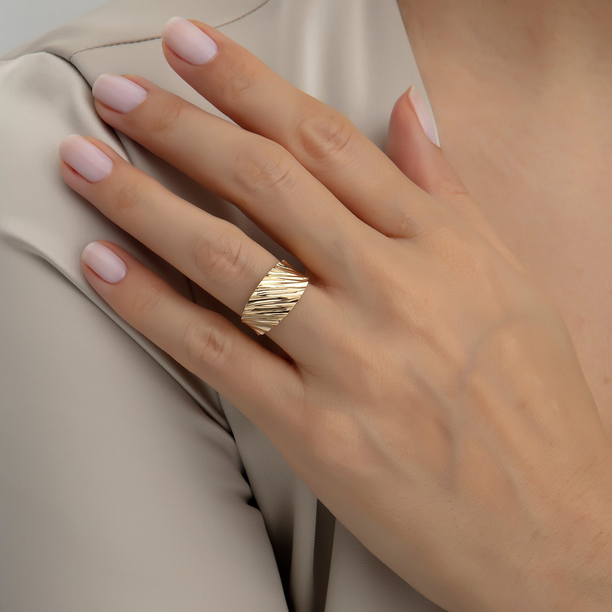 Pleated fan ring in solid 14K & 18K gold — Kavseyn