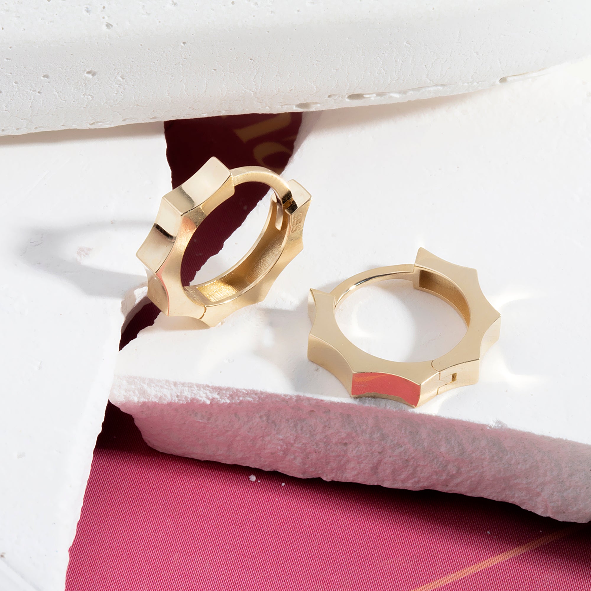 Scalloped huggie hoop earrings alternate angle in solid gold — Kavseyn
