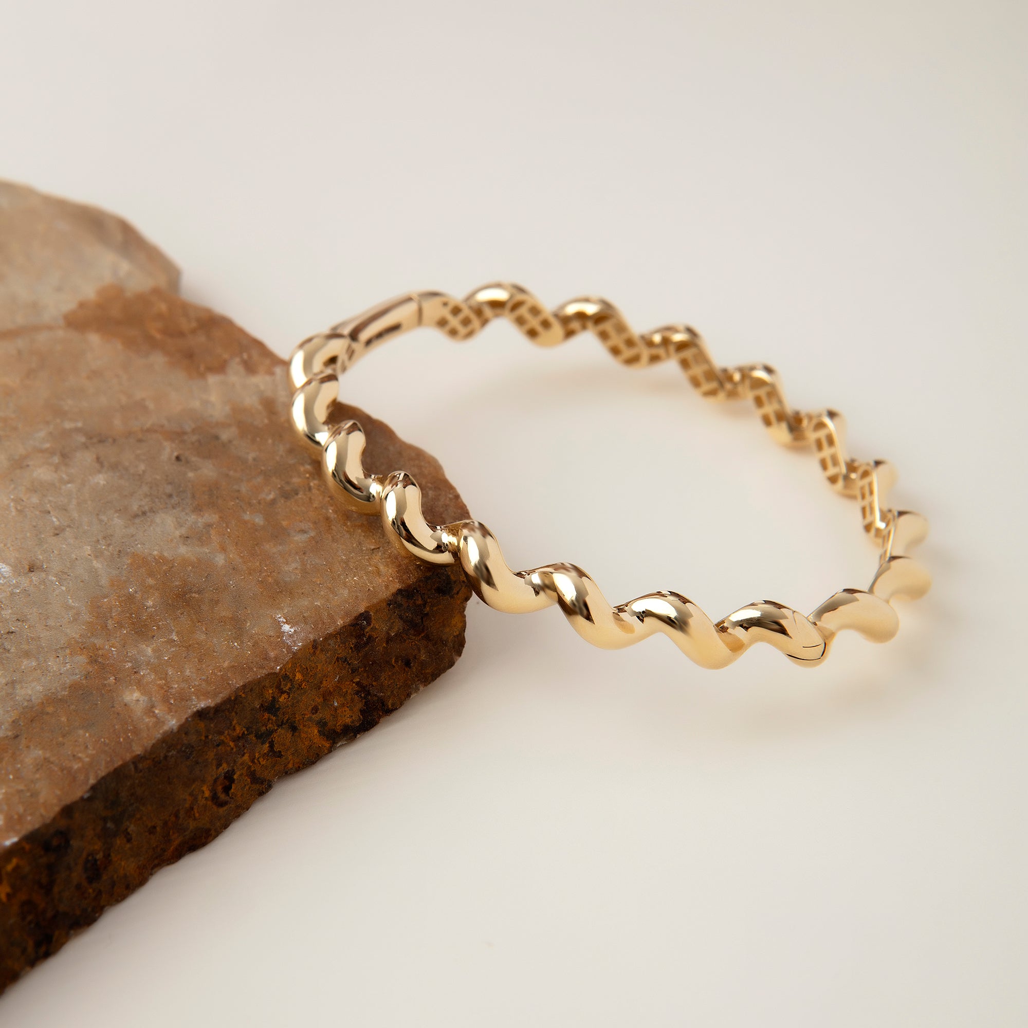 Twisted wave bangle bracelet in solid 14K & 18K gold — Kavseyn