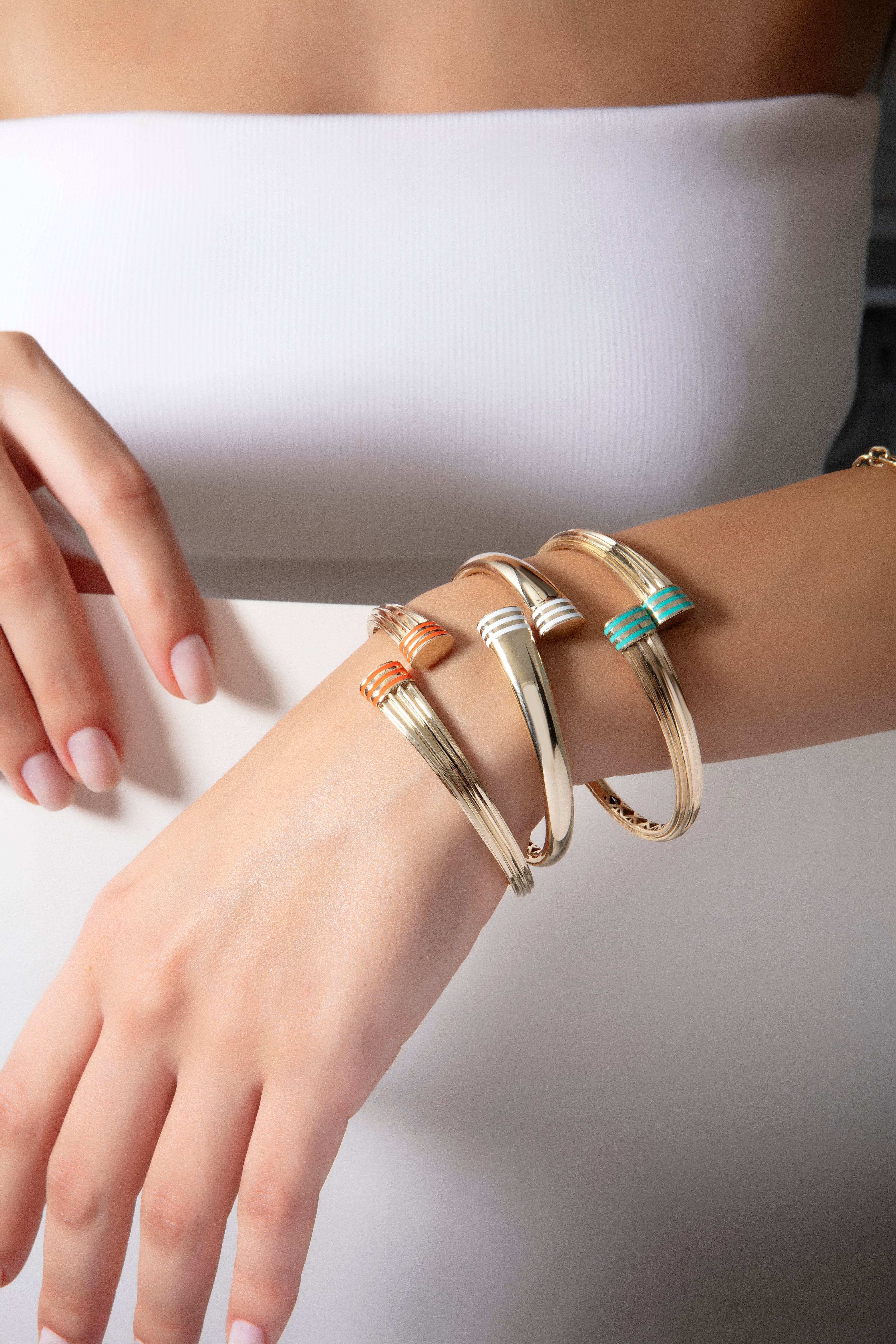Coral enamel ribbed bangle in solid 14K & 18K gold — Kavseyn