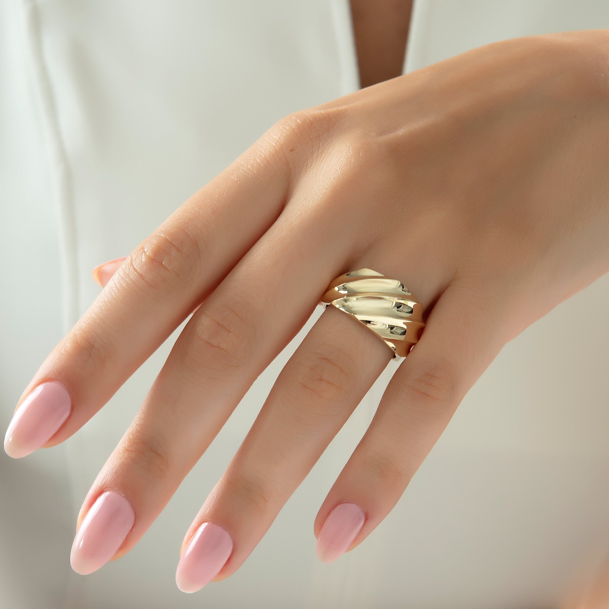 Swirl dome ring side view in solid gold — Kavseyn