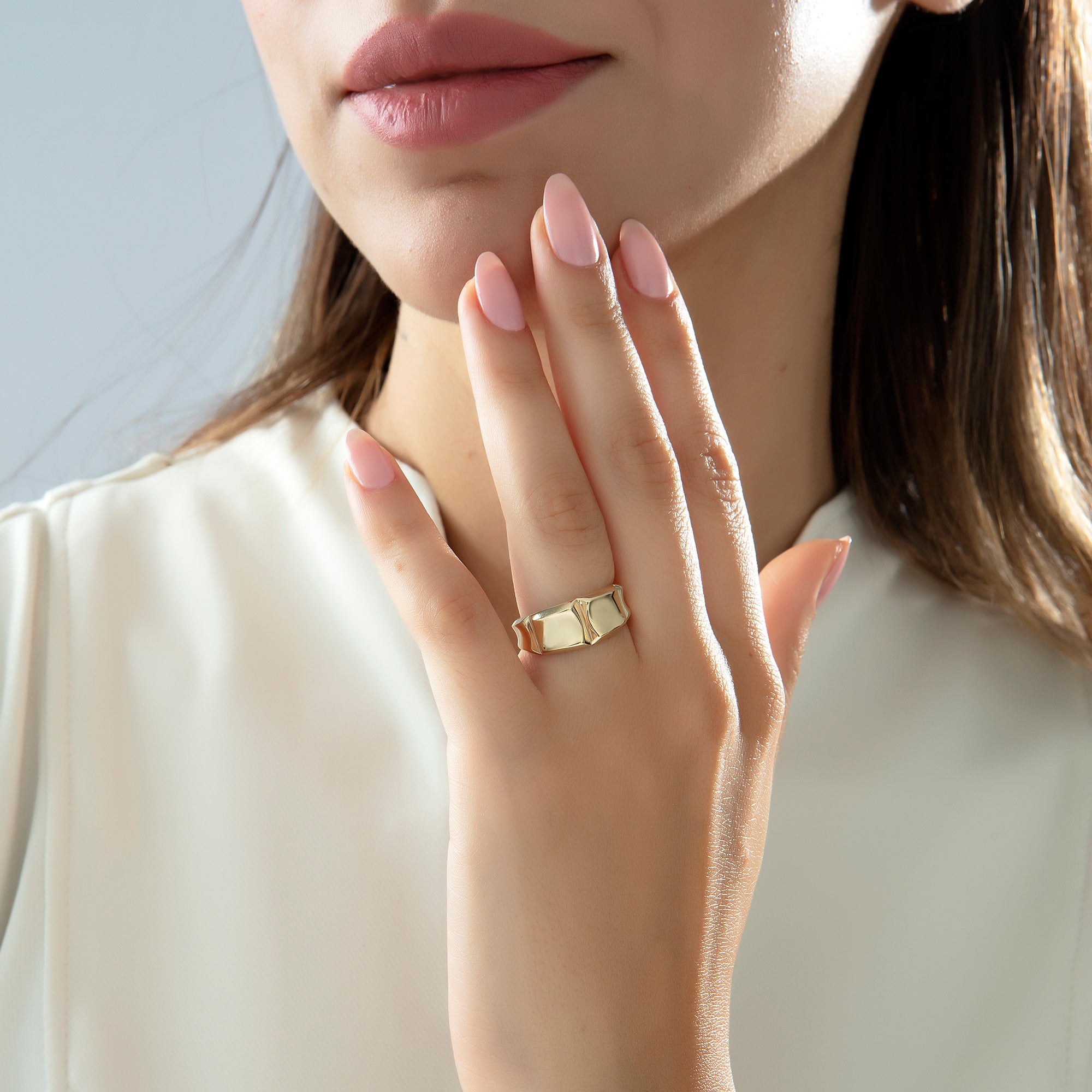 Flat panel faceted gold band ring, detail view — Kavseyn
