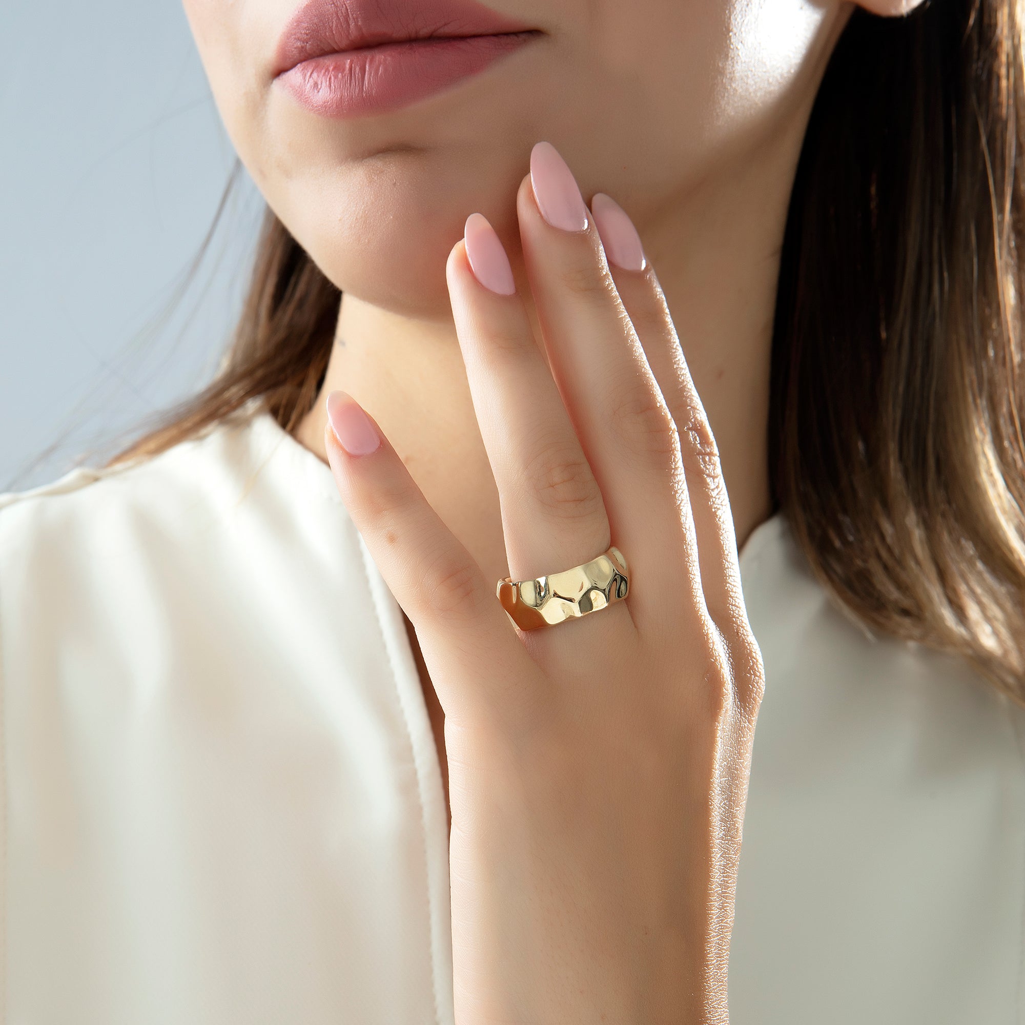 Hammered gold band ring texture, detail view — Kavseyn