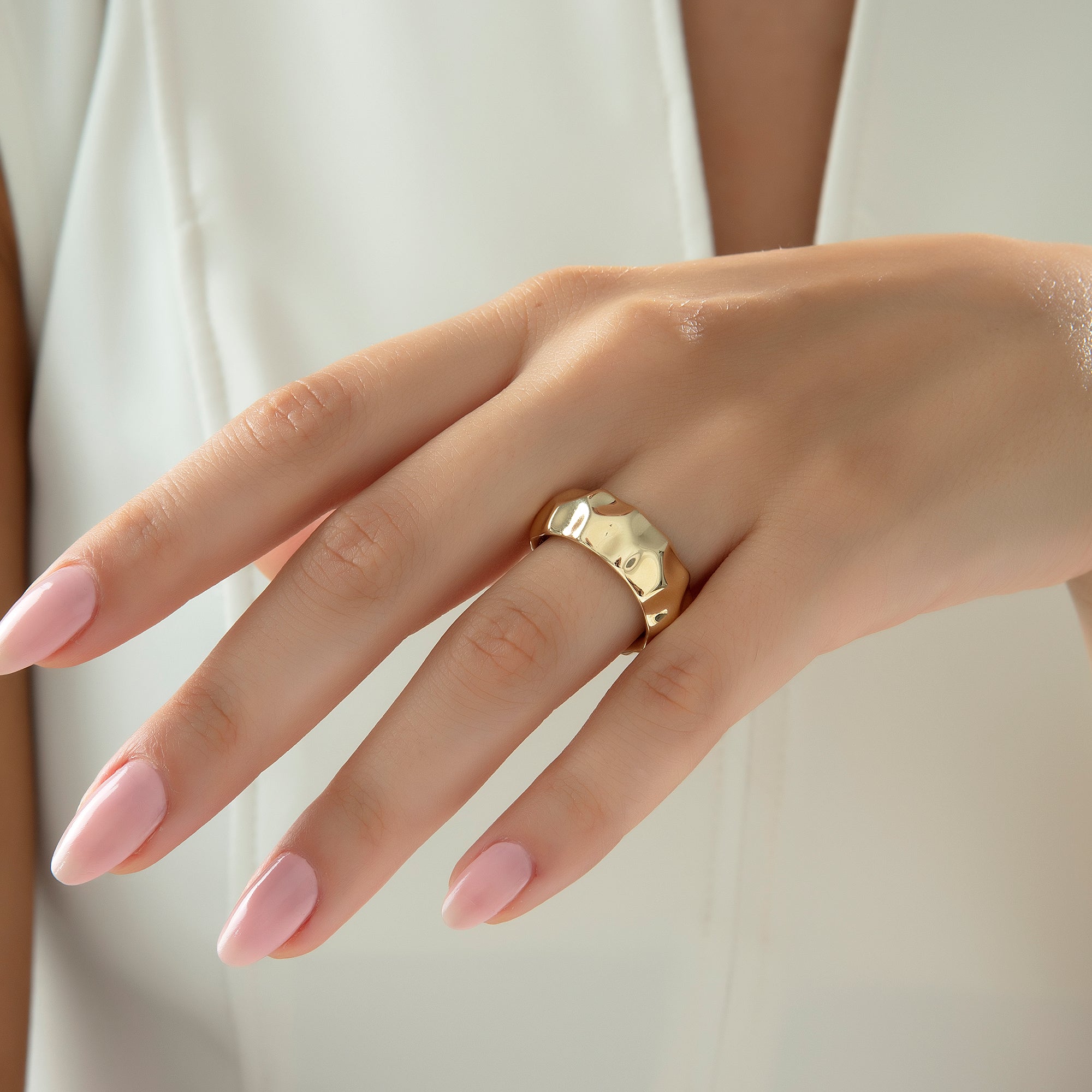 Hammered band ring alternate angle in solid gold — Kavseyn