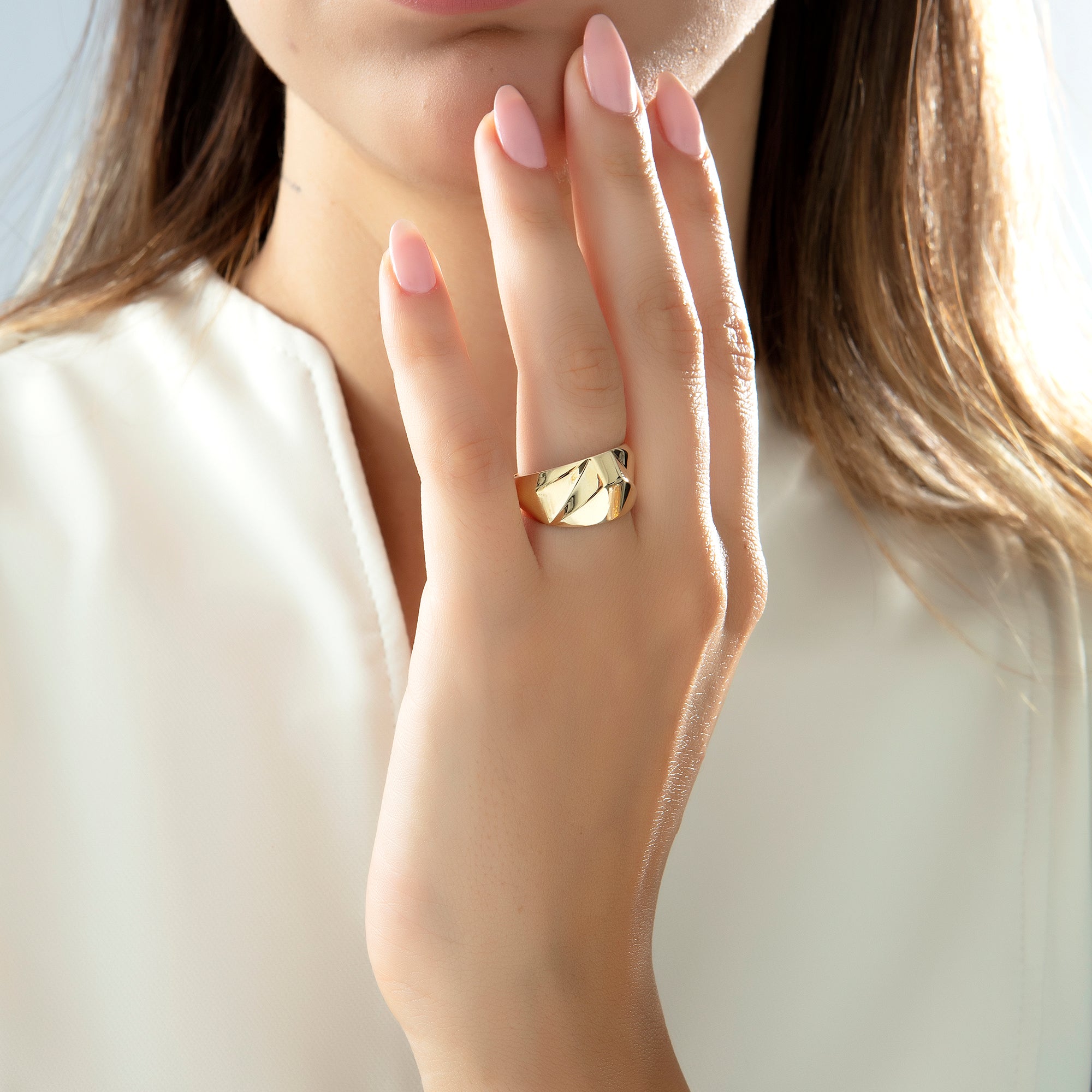 Polished dome band ring side view in solid gold — Kavseyn