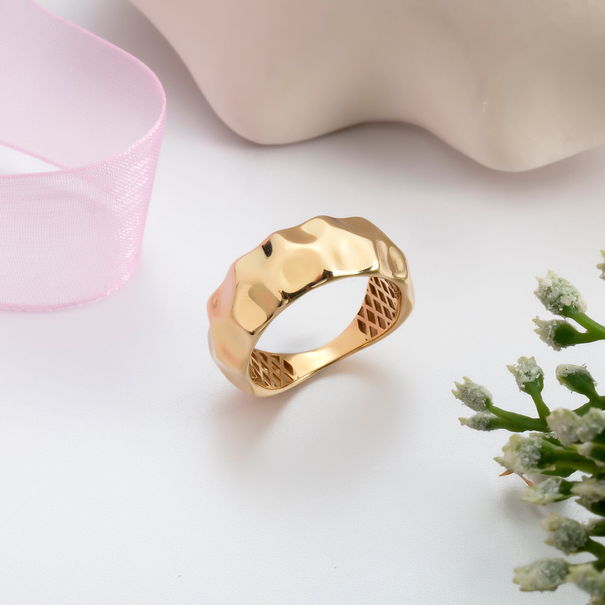 Hammered Band Ring in solid 14K and 18K gold — Kavseyn
