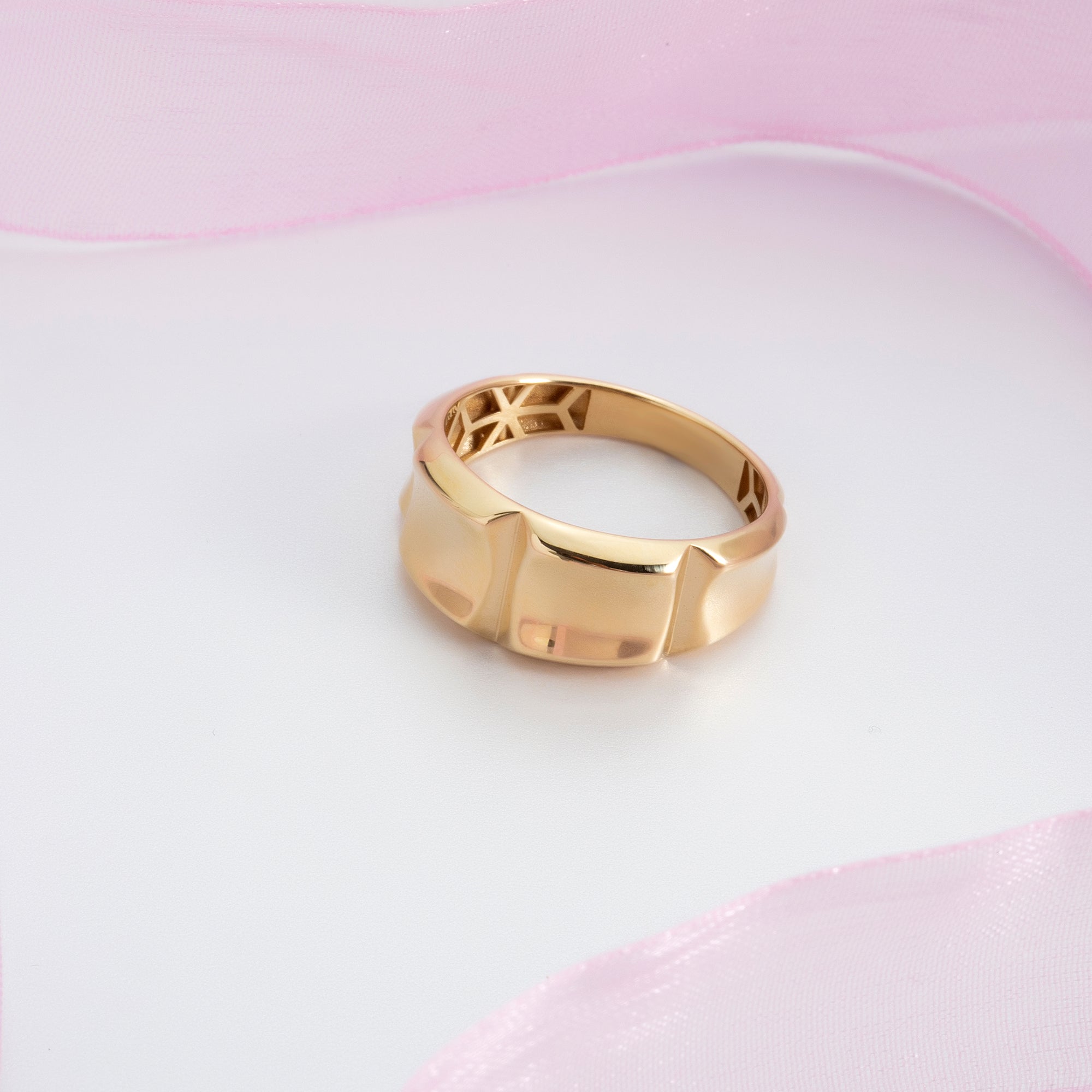 Faceted panel band ring side view in solid gold — Kavseyn