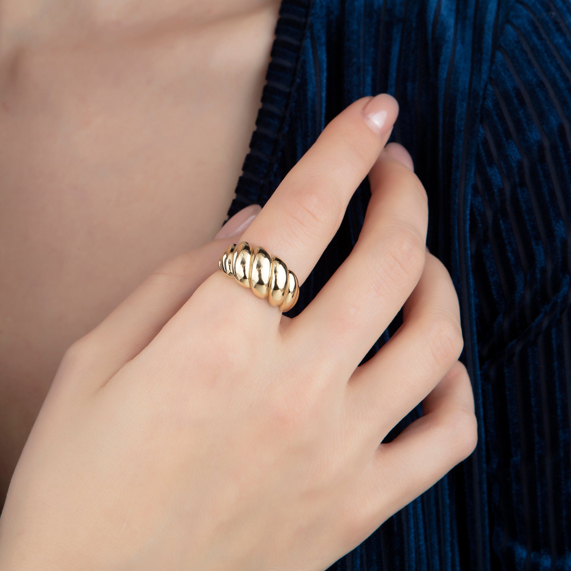 Croissant twisted ring in solid 14K & 18K gold — Kavseyn