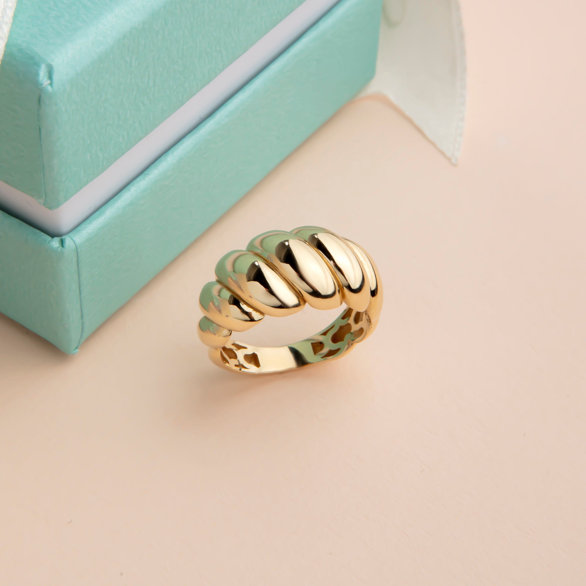 Croissant twisted ring in solid 14K & 18K gold — Kavseyn