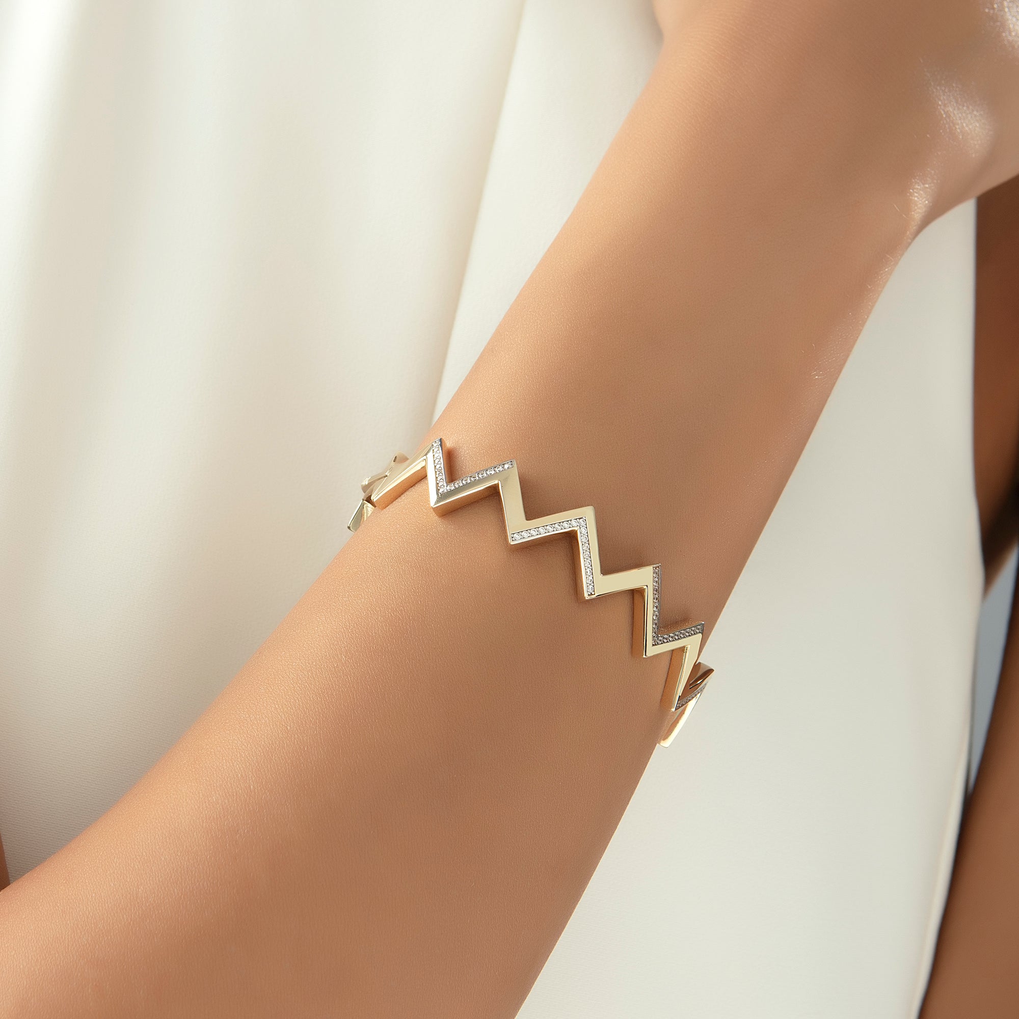 Zigzag gold bangle set with pavé cubic zirconia, detail view — Kavseyn