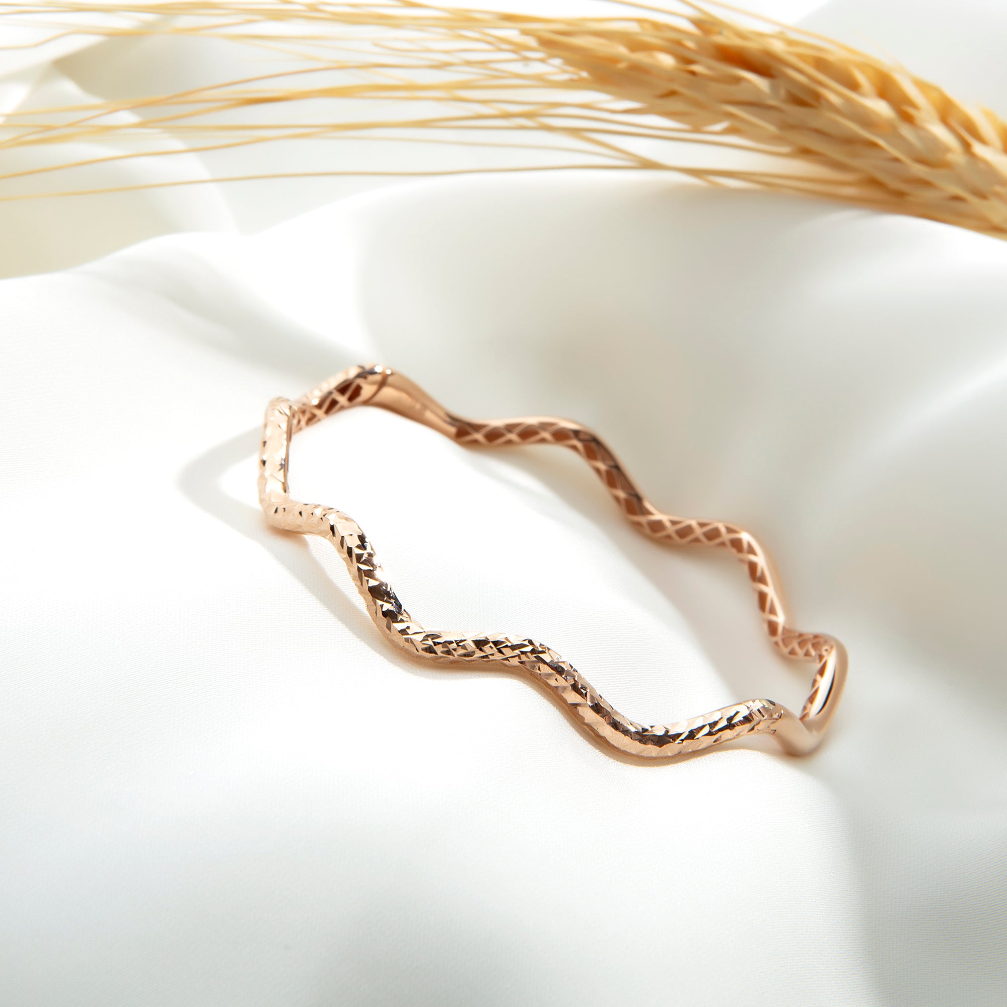 Wavy stackable bangle alternate angle in solid gold — Kavseyn