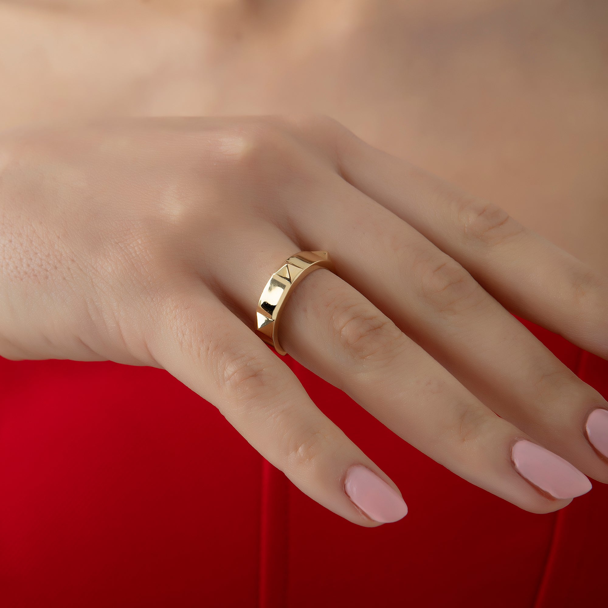 Pyramid stud band ring in solid 14K & 18K gold — Kavseyn