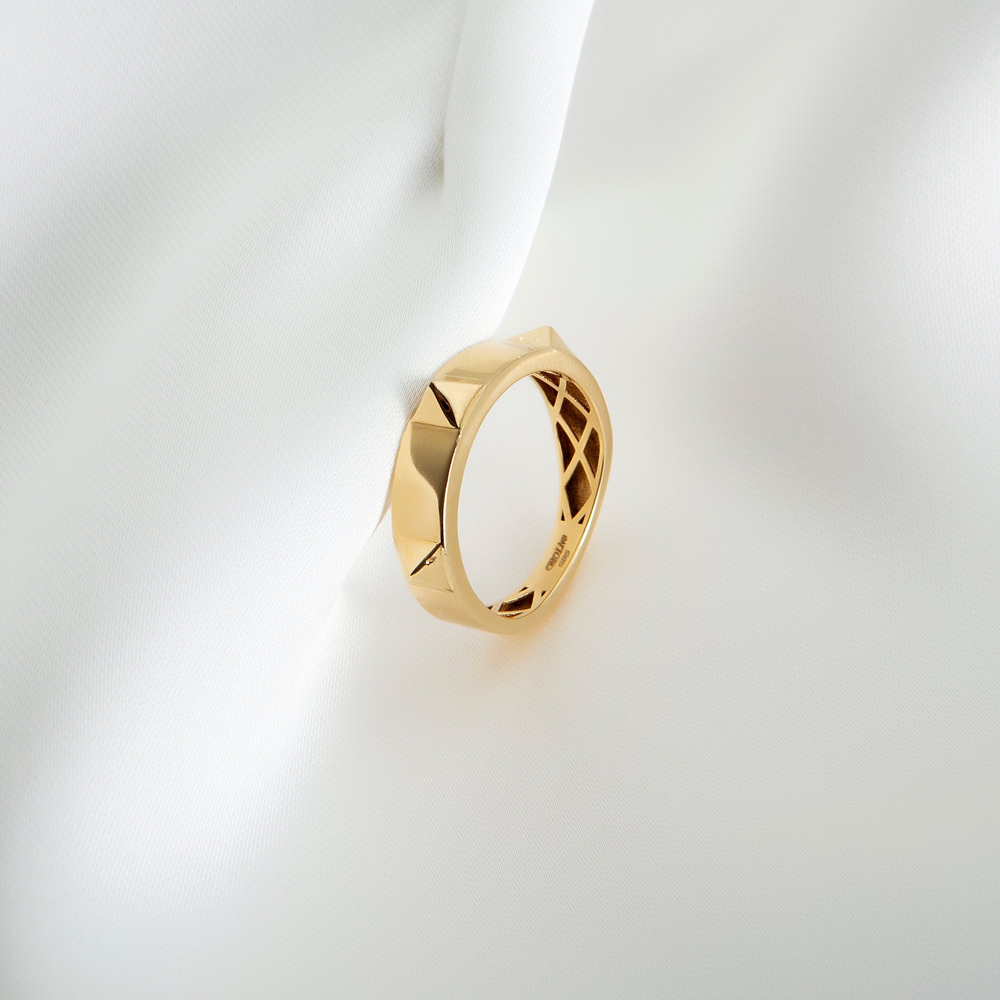 Pyramid stud band ring in solid 14K & 18K gold — Kavseyn
