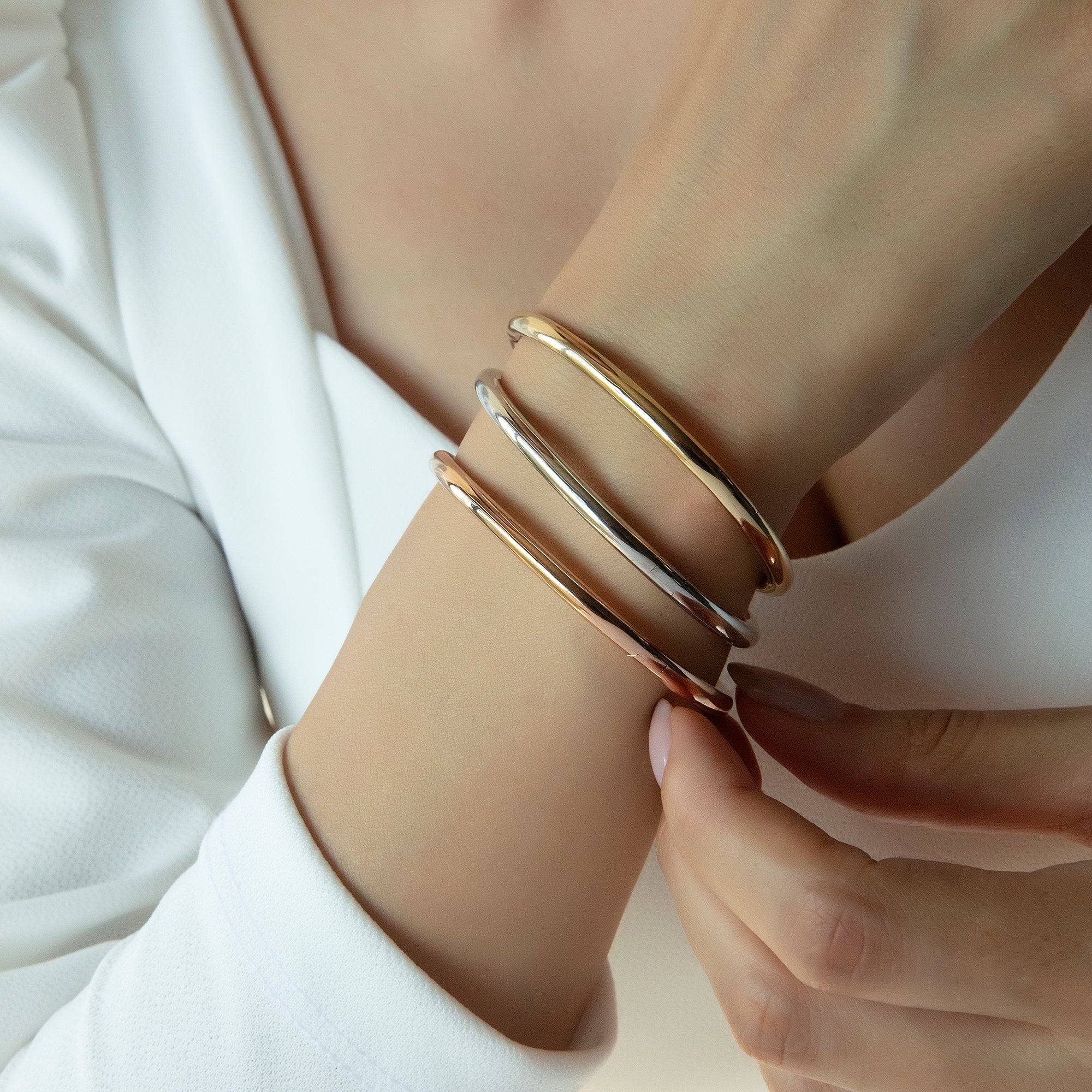 Classic tube bangle bracelet in solid 14K & 18K gold — Kavseyn