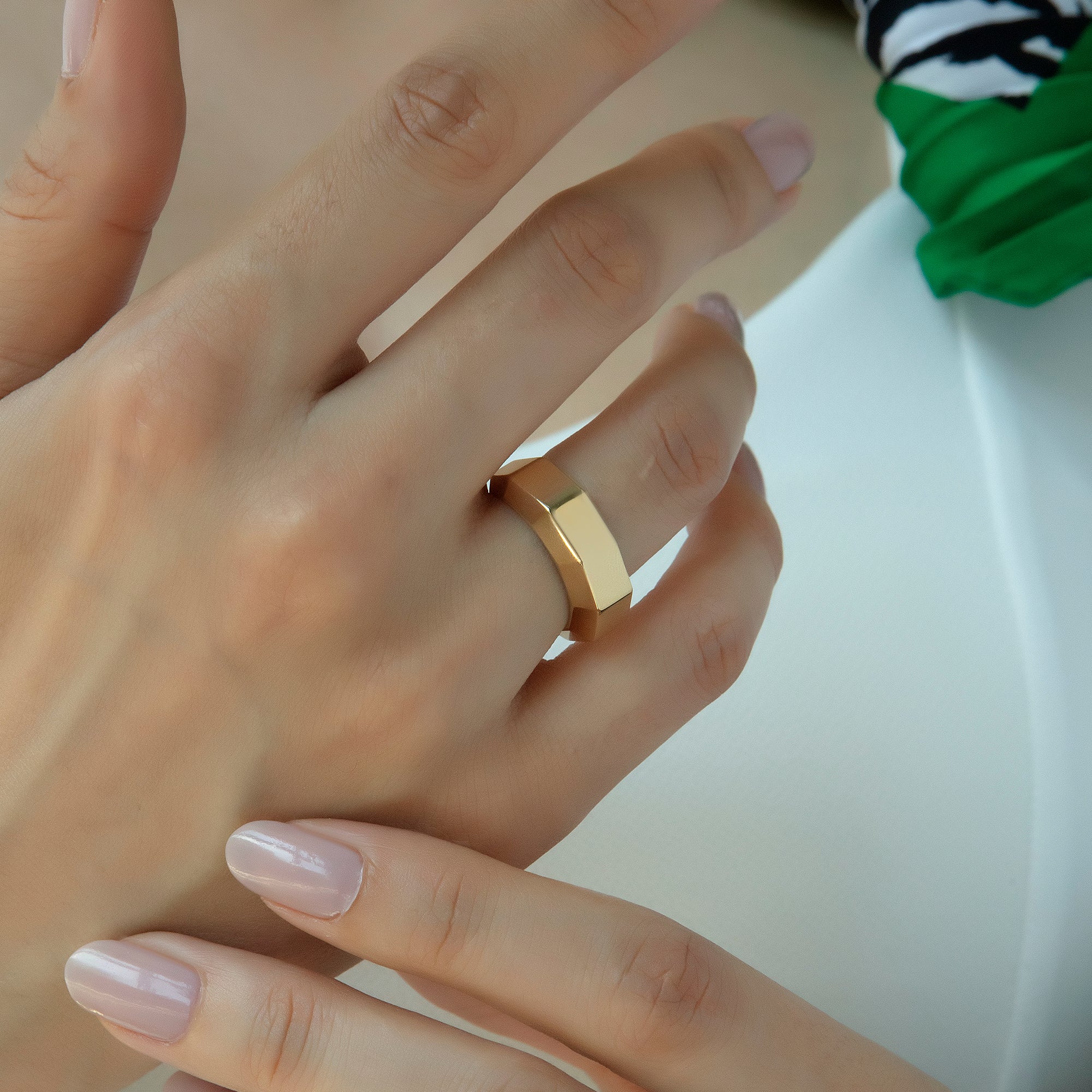 Faceted band ring in solid 14K & 18K gold — Kavseyn