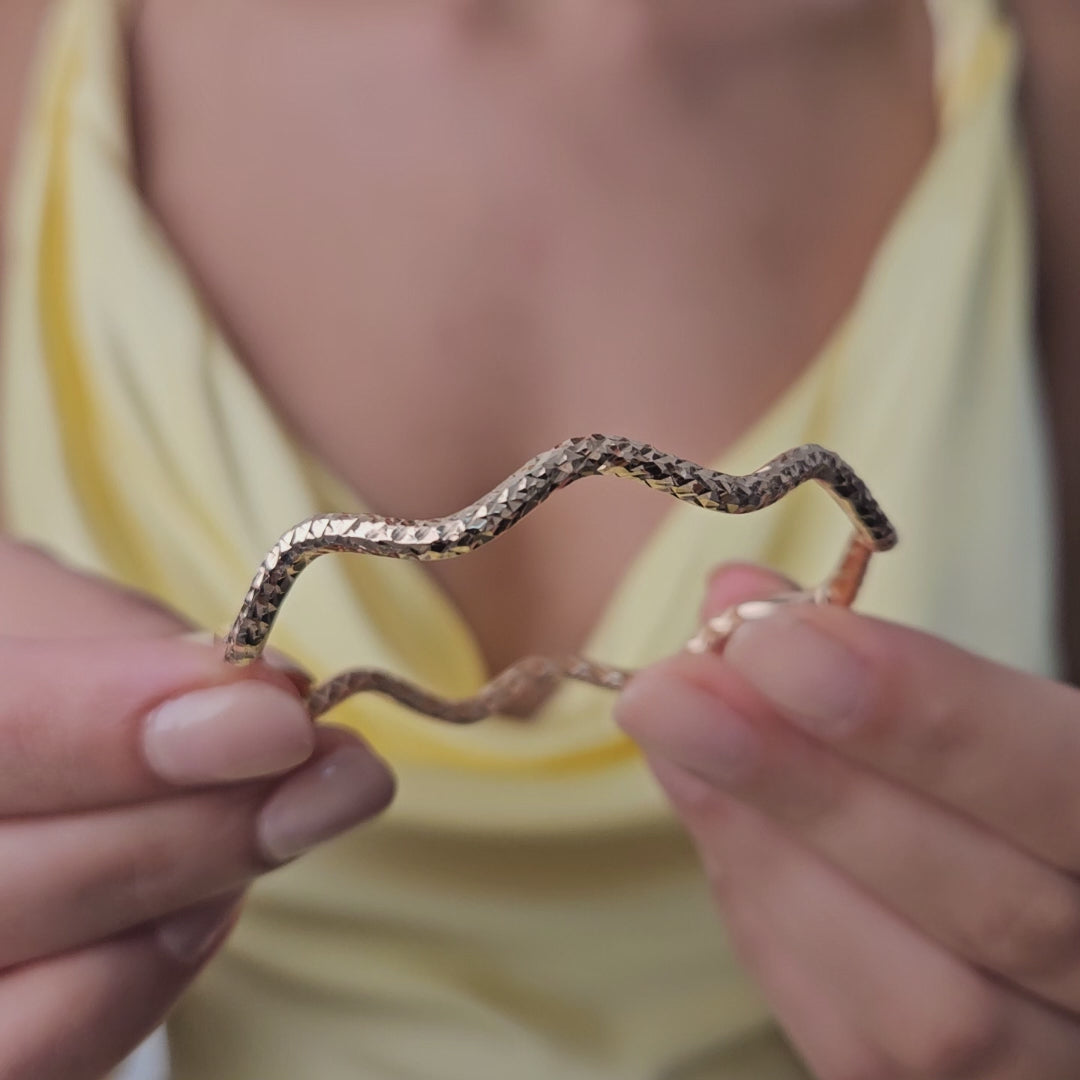 Product video of the Wavy Stackable Bangle in solid gold — Kavseyn