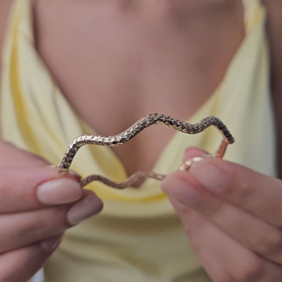 Product video of the Wavy Stackable Bangle in solid gold — Kavseyn