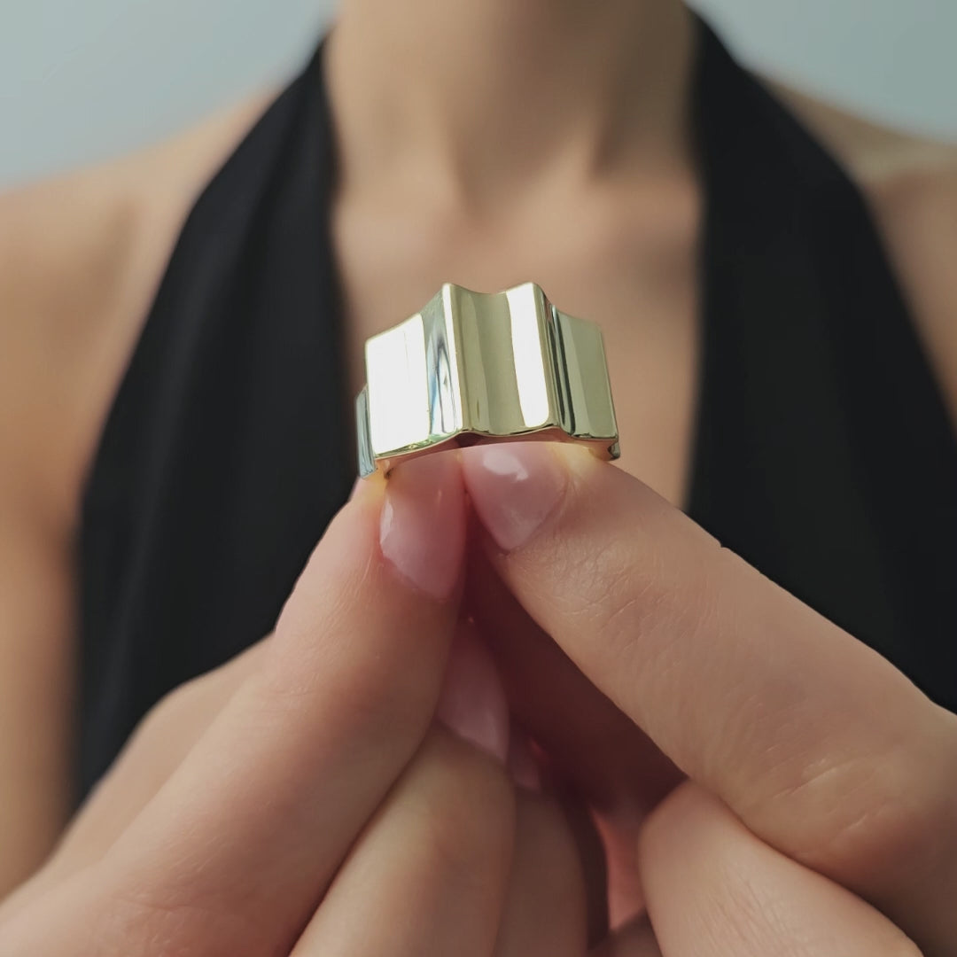 Product video of the Fluted Column Ring in solid gold — Kavseyn