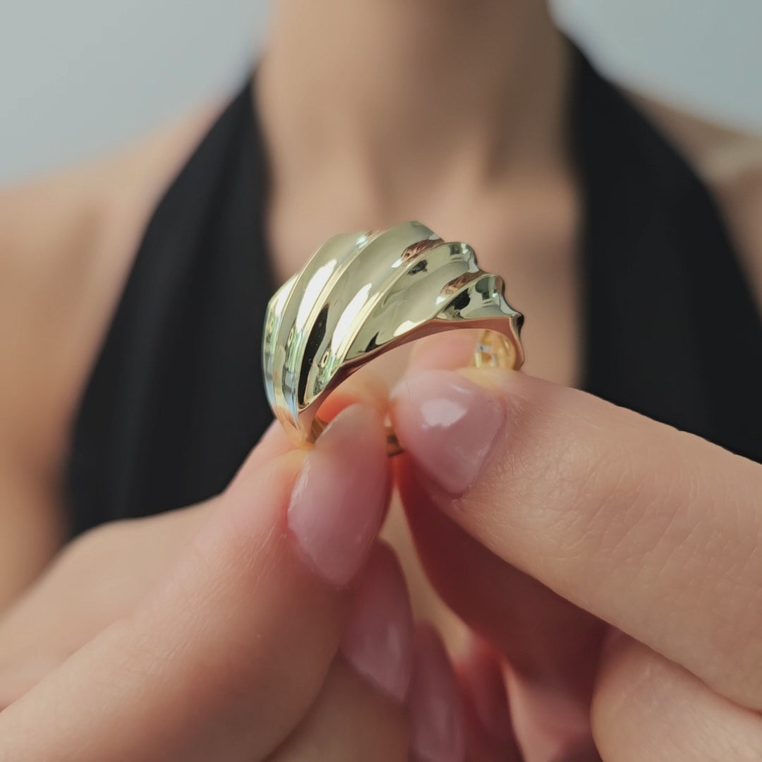 Product video of the Swirl Dome Ring in solid gold — Kavseyn