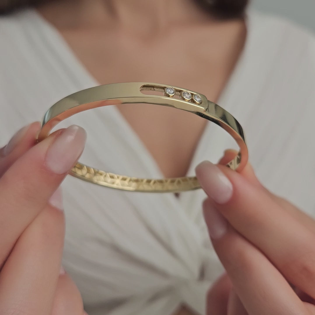 Product video of the Three Stone Slide Bangle in solid gold — Kavseyn