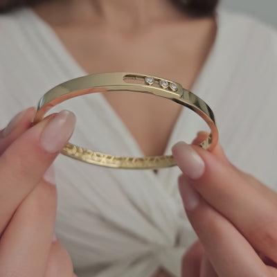 Product video of the Three Stone Slide Bangle in solid gold — Kavseyn