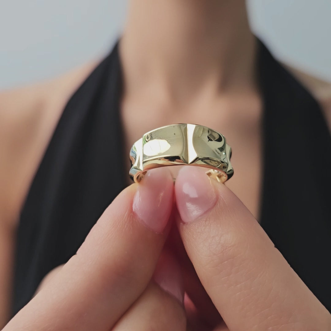 Product video of the Faceted Panel Band Ring in solid gold — Kavseyn