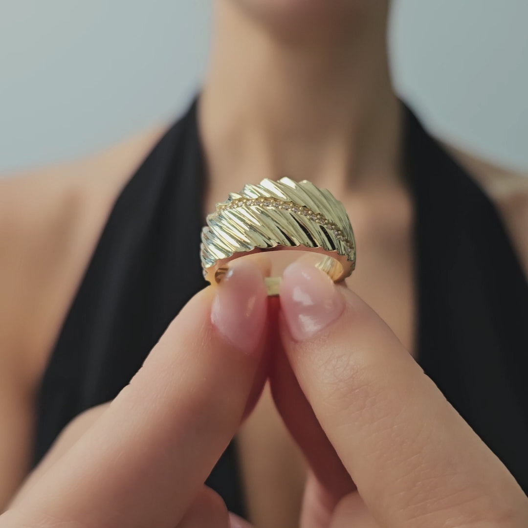 Product video of the Pavé Leaf Dome Ring in solid gold — Kavseyn