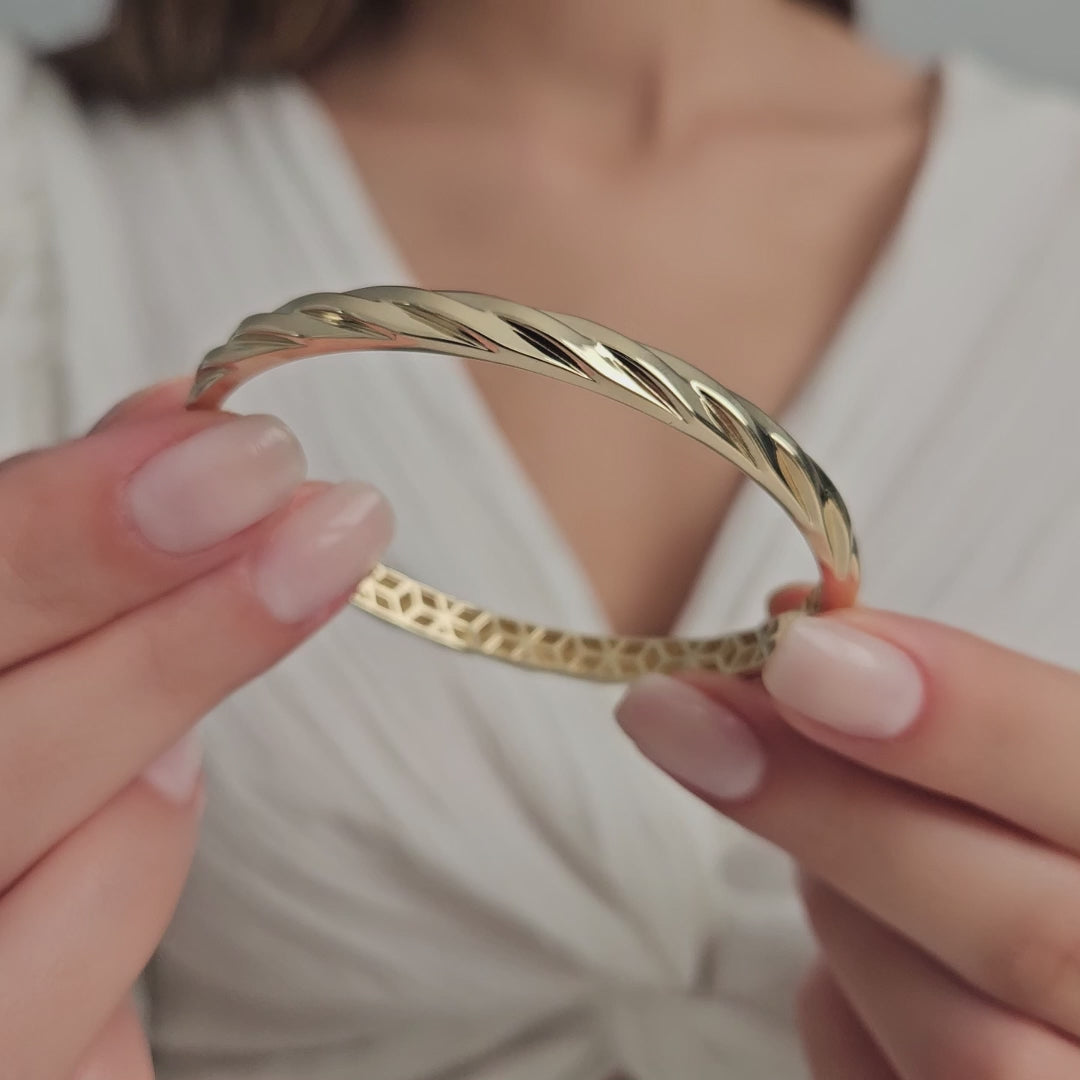 Product video of the Polished Twist Bangle Bracelet in solid gold — Kavseyn