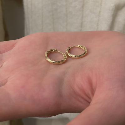 Product video of the Twisted Rope Huggie Hoop Earrings in solid gold — Kavseyn