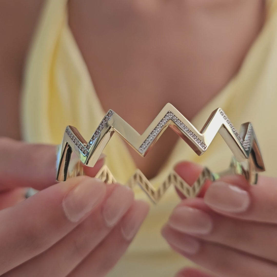 Product video of the Pavé Zigzag Bangle in solid gold — Kavseyn