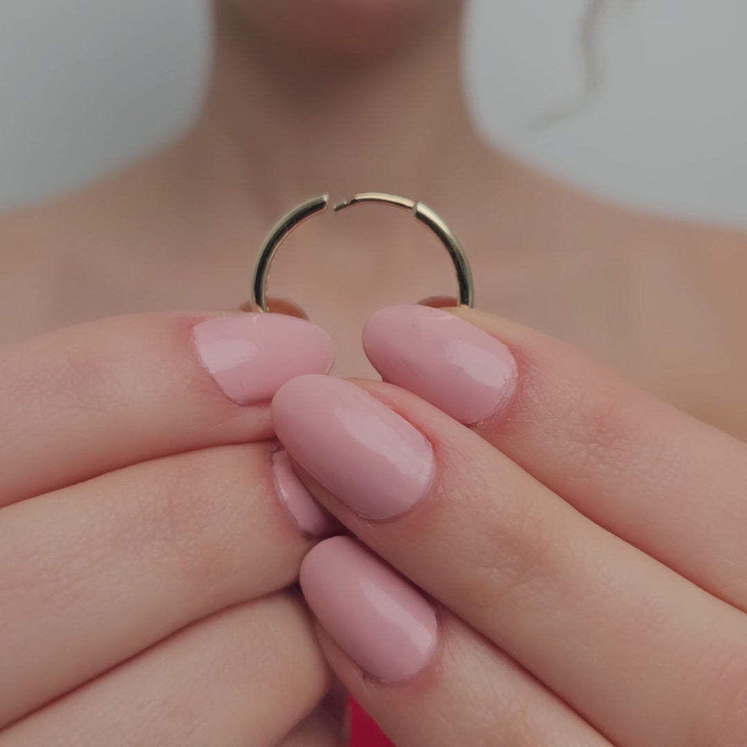 Product video of the Classic Round Tube Hoop Earrings in solid gold — Kavseyn