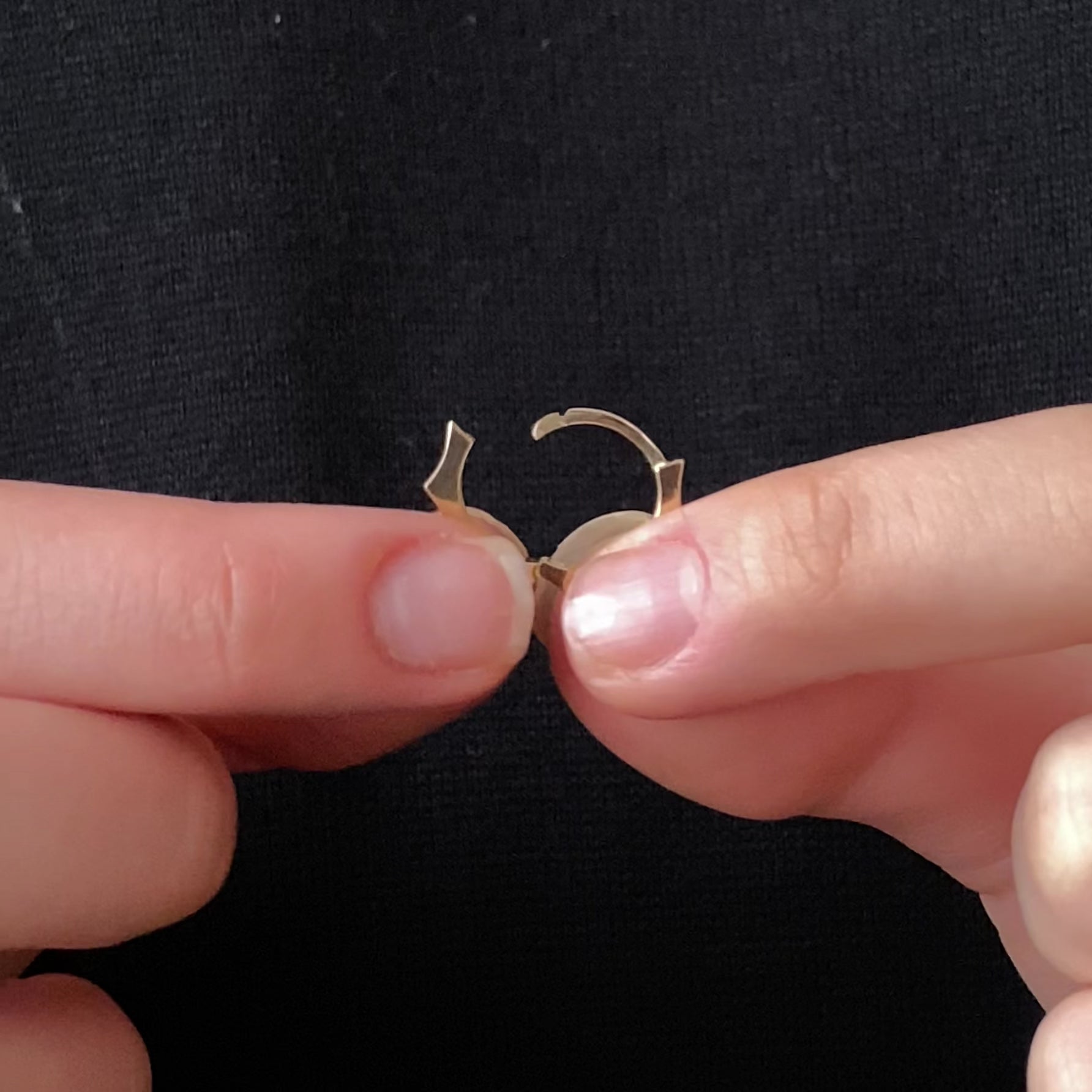 Product video of the Scalloped Huggie Hoop Earrings in solid gold — Kavseyn