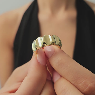 Product video of the Puffed Segment Band Ring in solid gold — Kavseyn