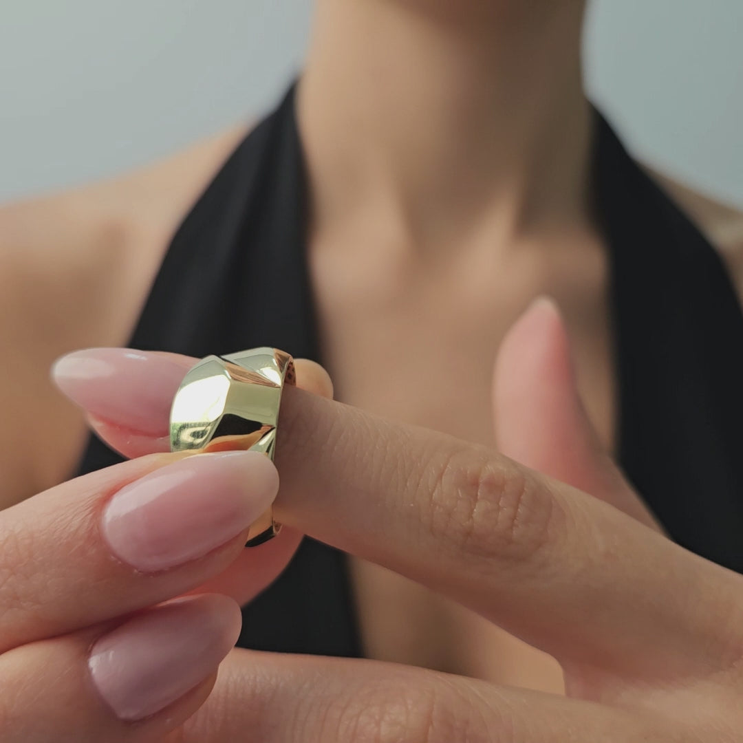 Product video of the Polished Dome Band Ring in solid gold — Kavseyn