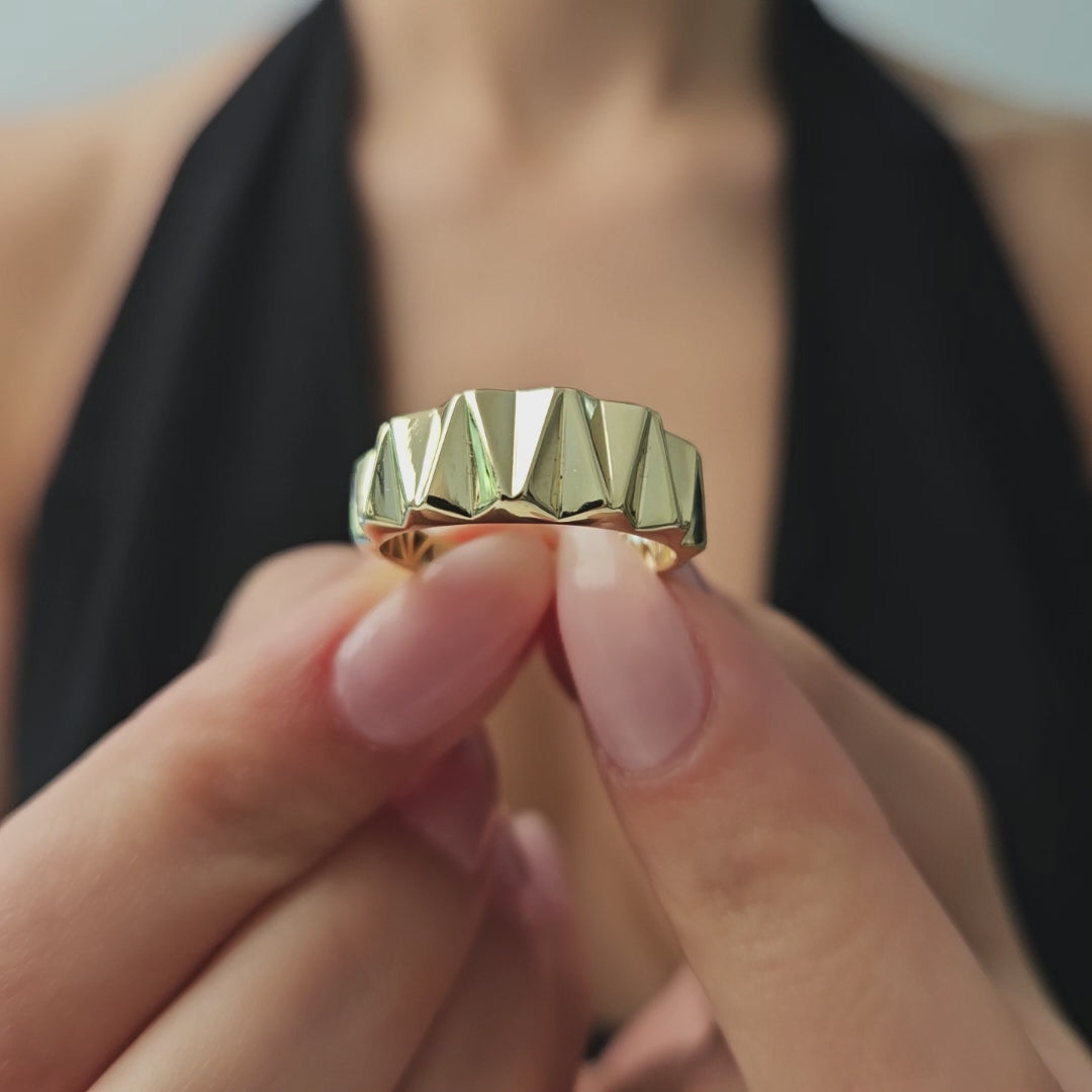 Product video of the Prism Faceted Band Ring in solid gold — Kavseyn