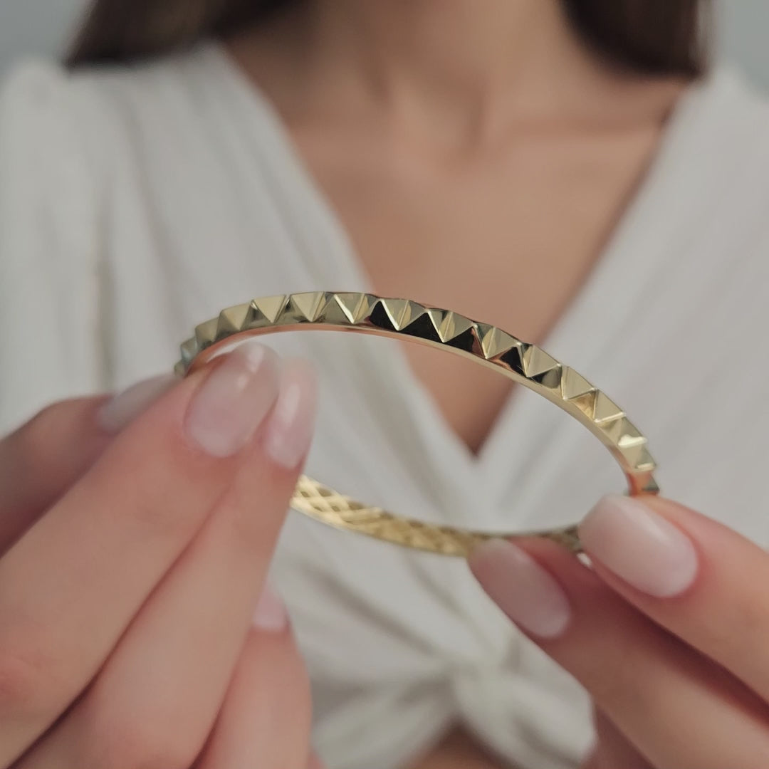 Product video of the Pyramid Peak Bangle in solid gold — Kavseyn