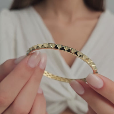 Product video of the Pyramid Peak Bangle in solid gold — Kavseyn