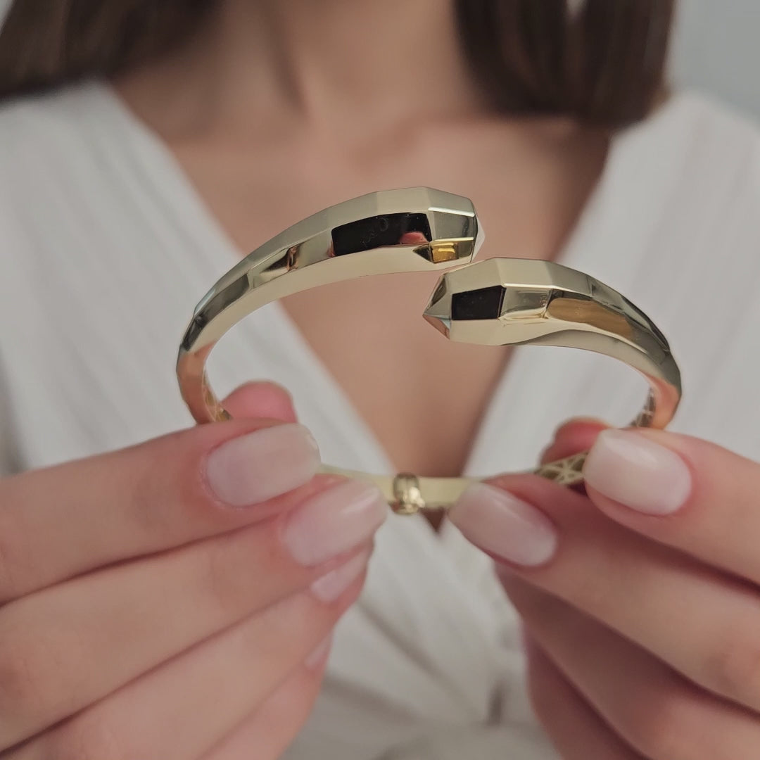 Product video of the Prism Tip Cuff Bracelet in solid gold — Kavseyn