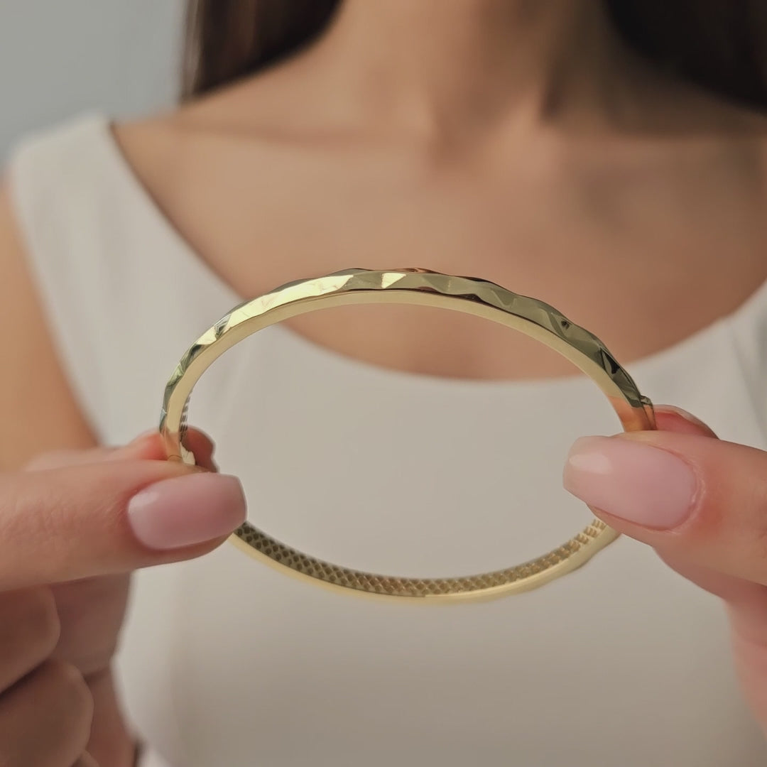Product video of the Faceted Stackable Bangle in solid gold — Kavseyn