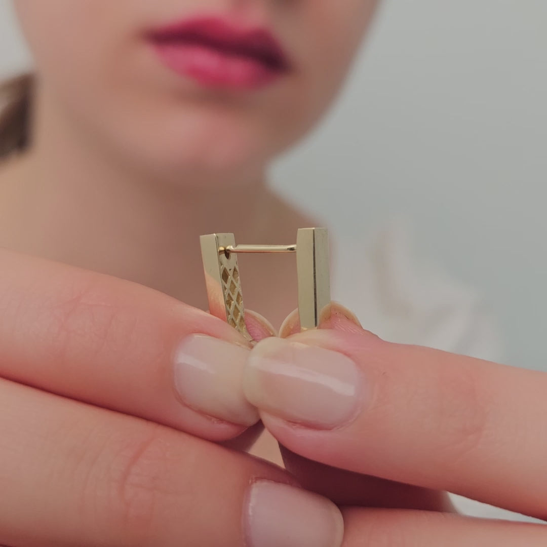 Product video of the Wide U-Shape Hoop Earrings in solid gold — Kavseyn